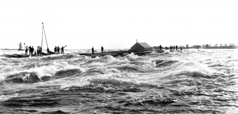 Raft in Lachine Rapids, QC, 1901
