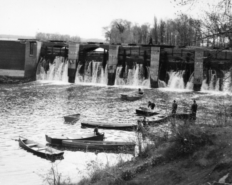 Fishermen, close to the dam