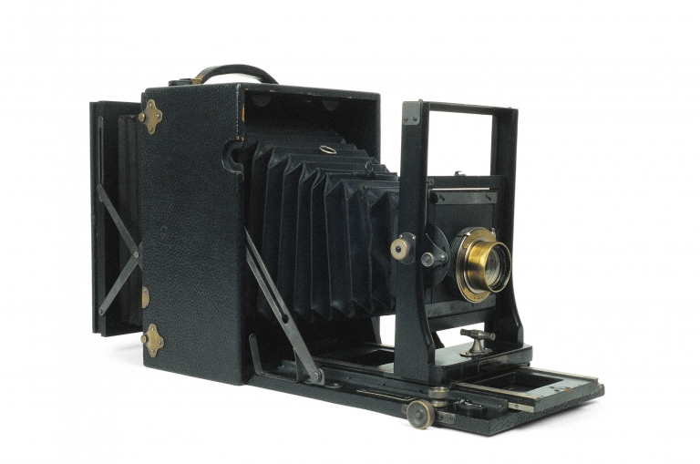 Panoramic camera. No. 10 Cirkut camera. Wood (mahogany), leather, brass.1904-1943. Eastman Kodak Company, Rochester, New York.  Collection of C. A. Barbier.