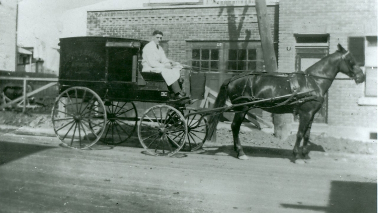 F. Legault grocery delivery wagon, 10th Avenue and Saint-Joseph Boulevard. 