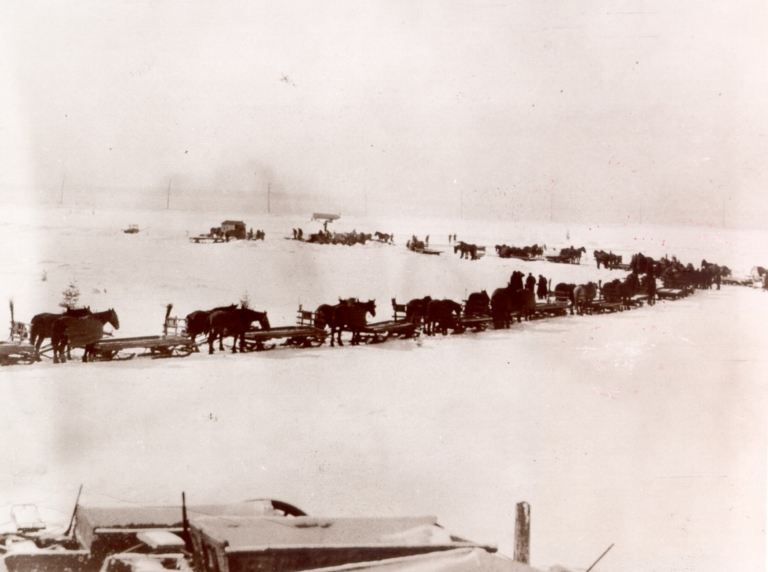  Ice harvesting in winter on Lake Saint-Louis, about 1900 