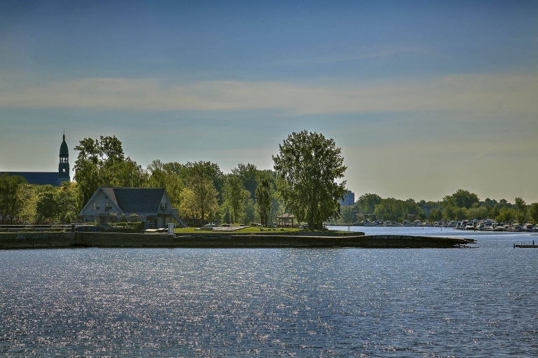 Lachine at the water's edge   