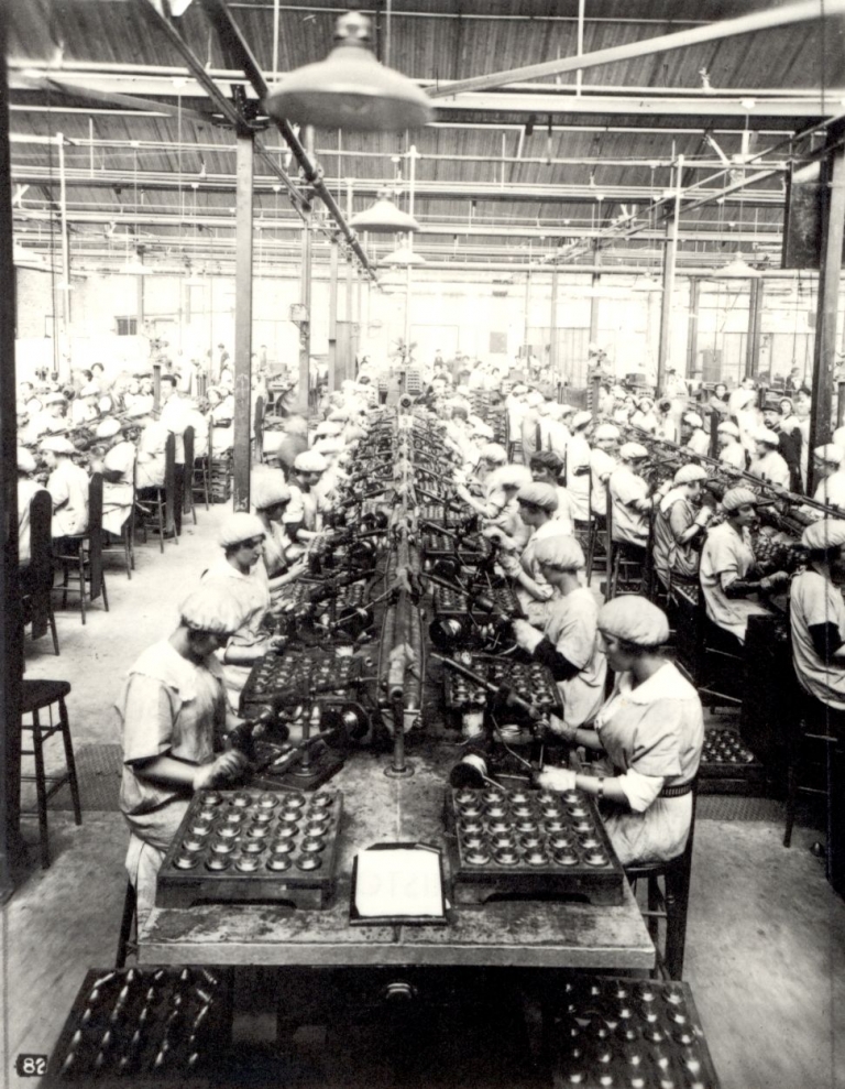 A group of women working at the Verdun munitions factory