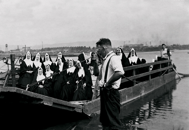 Arrival of the barge at Île Saint-Paul in the 1950s  