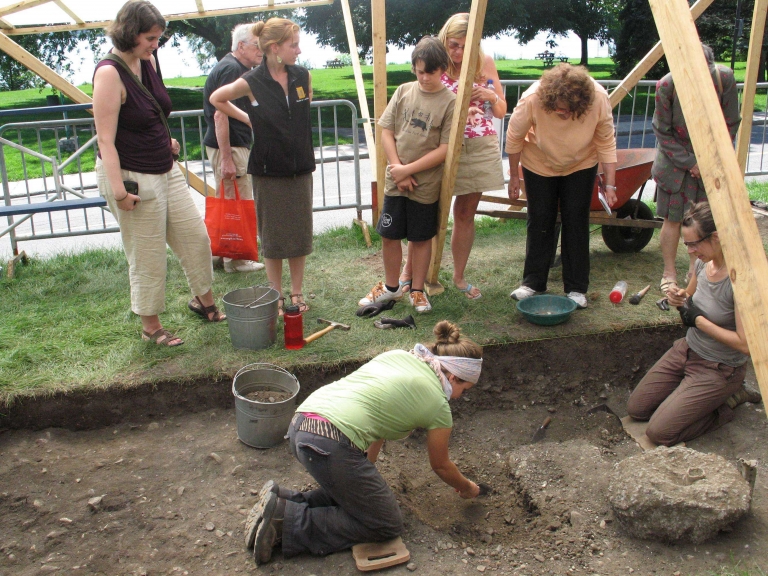  Guided tours of the archaeological dig in August 2010, in front of Maison Le Ber-Le Moyne