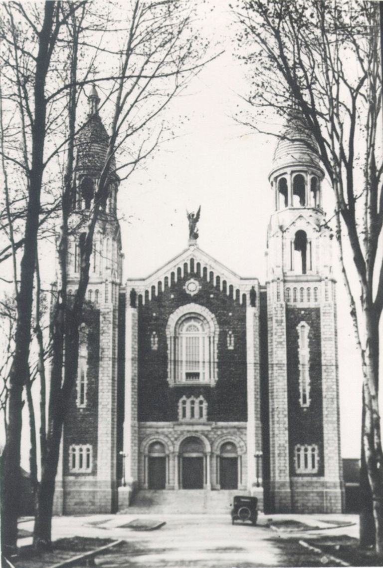 Saints-Anges Church on Saint-Joseph Boulevard, about 1920  
