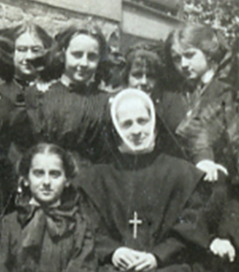 Sister of Sainte Anne surrounded by her students in 1909