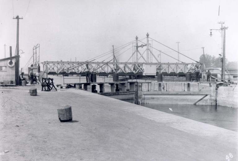 Swing bridge at the Lachine lock, about 1900    