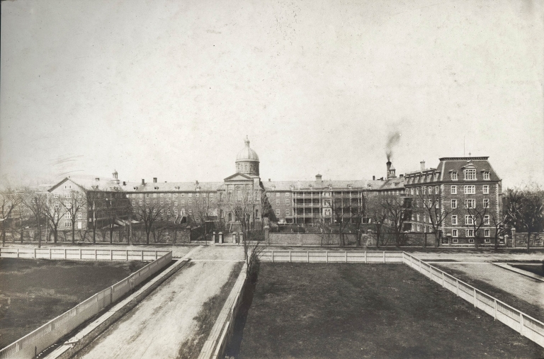 Hôtel-Dieu in Montréal before 1909 